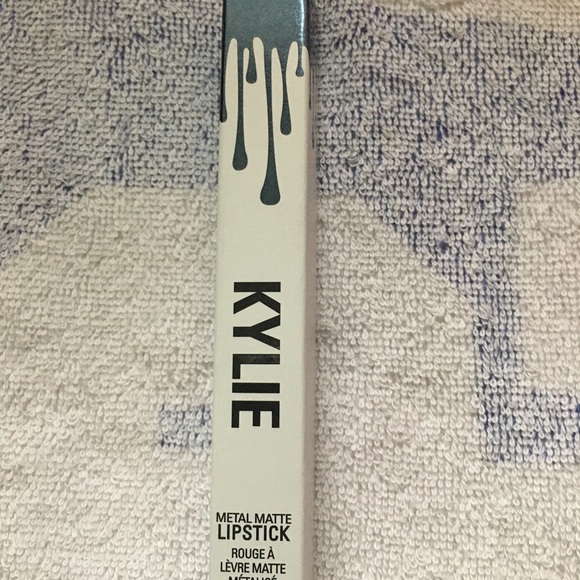 Kylie Cosmetics Kymajesty matte lipstick - Picture 3 of 5